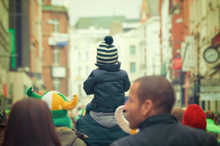 A kid on someone'e shoulders 